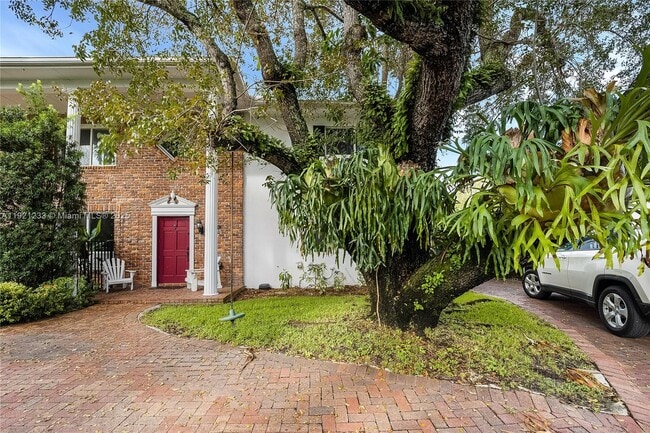 Building Photo - 10670 SW 77th Ave