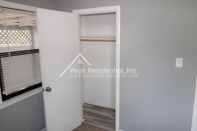 Building Photo - Fruitridge Manor 3bd/1ba House with Garage