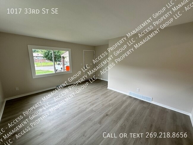 Building Photo - 1017 33rd St SE