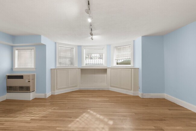 Building Photo - 242 Beacon St