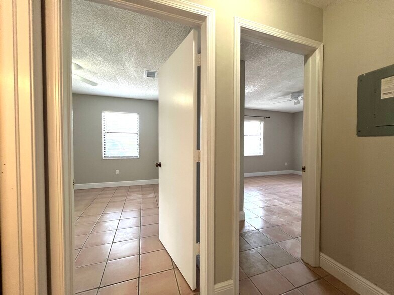 Building Photo - 1077 Goldenrod Rd