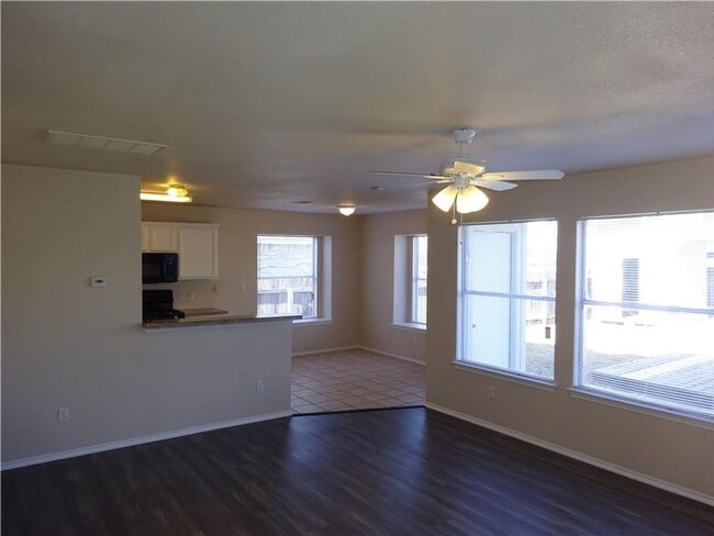 Building Photo - 1016 Doras Dr