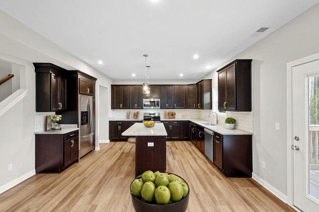 Building Photo - 453 Friendly Ave