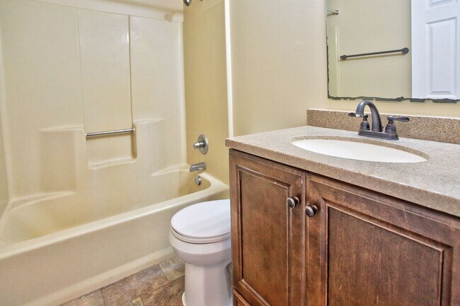 Building Photo - Private & Cozy Duplex In Prime Holland Loc...