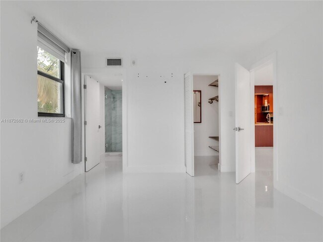Building Photo - 7125 Bay Dr