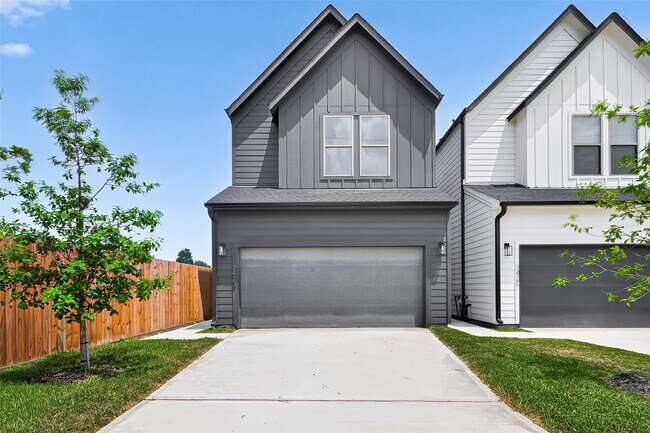 Building Photo - 7422 Maxroy St