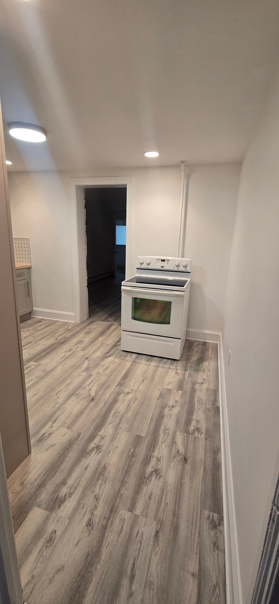 Kitchen - 949 E Walnut St