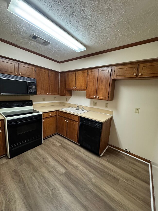 Building Photo - Attached Single Level 3 bedroom 2 bath