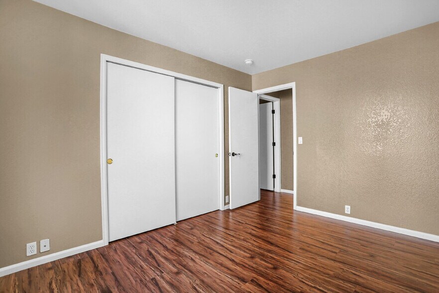 Building Photo - Bright & Spacious 3-Bed Townhome Just 15 M...