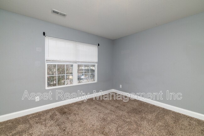 Building Photo - 924 Warrior Hill Dr