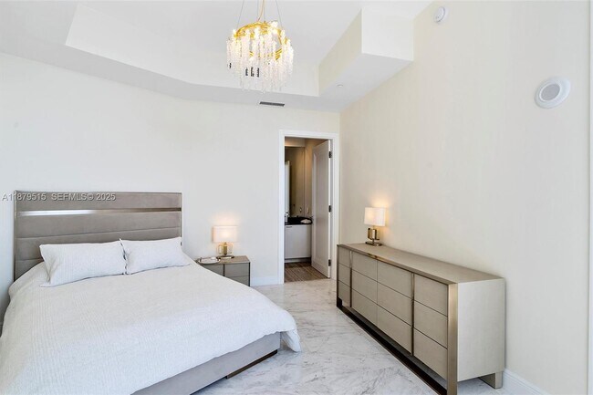 Building Photo - 16001 Collins Ave