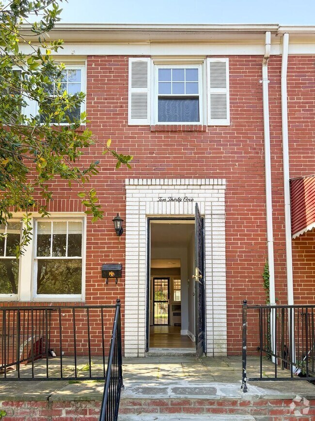 Building Photo - Charming Mid-Century Townhouse in Baltimor...