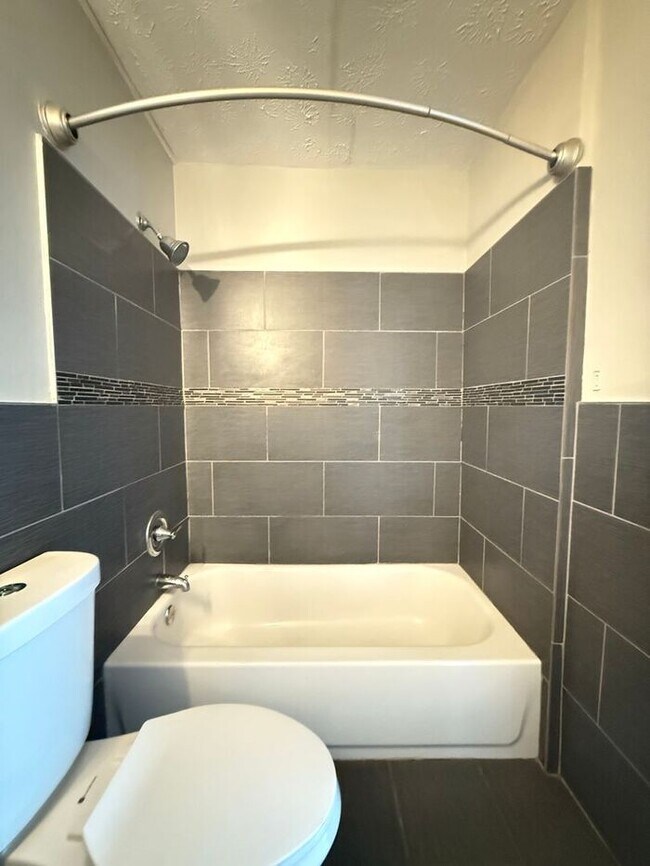 Building Photo - FOR RENT - 3 Bed 2 Bath House in South Nash - Pet Friendly