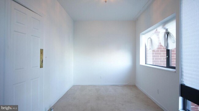 Building Photo - 10 E Lee St