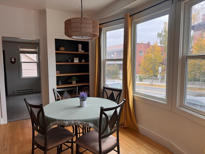 Dining Area - 858 W Silver St