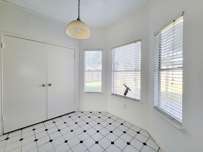 Building Photo - 17614 Glenmark Dr