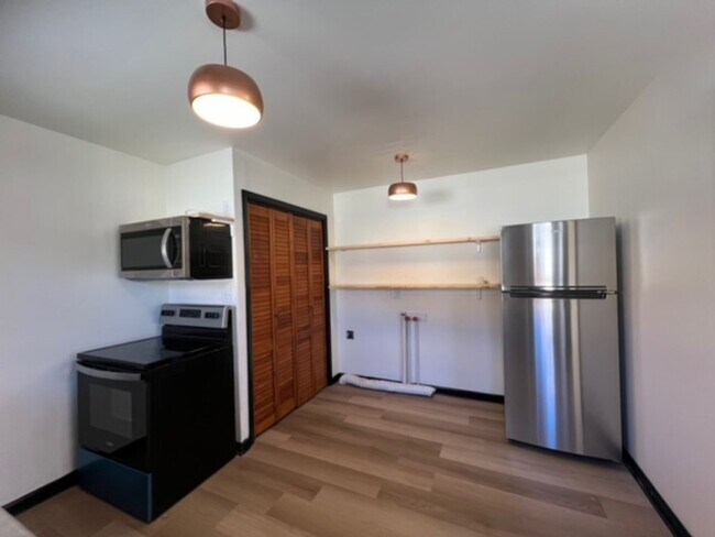 Building Photo - Charming 2BR Apartment Near Downtown Urbana + Garage