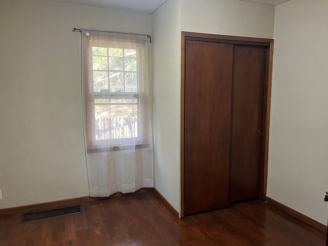 Building Photo - Clean 2 Bedroom home with hardwood floorin...