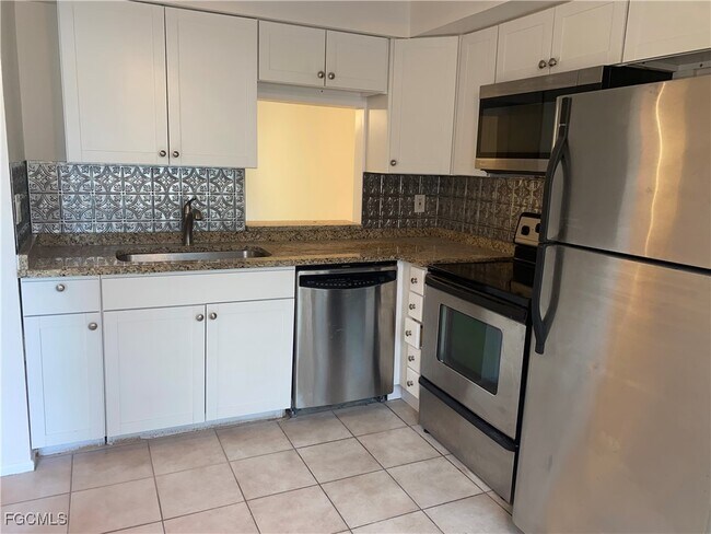 Building Photo - 4619 SE 5th Pl