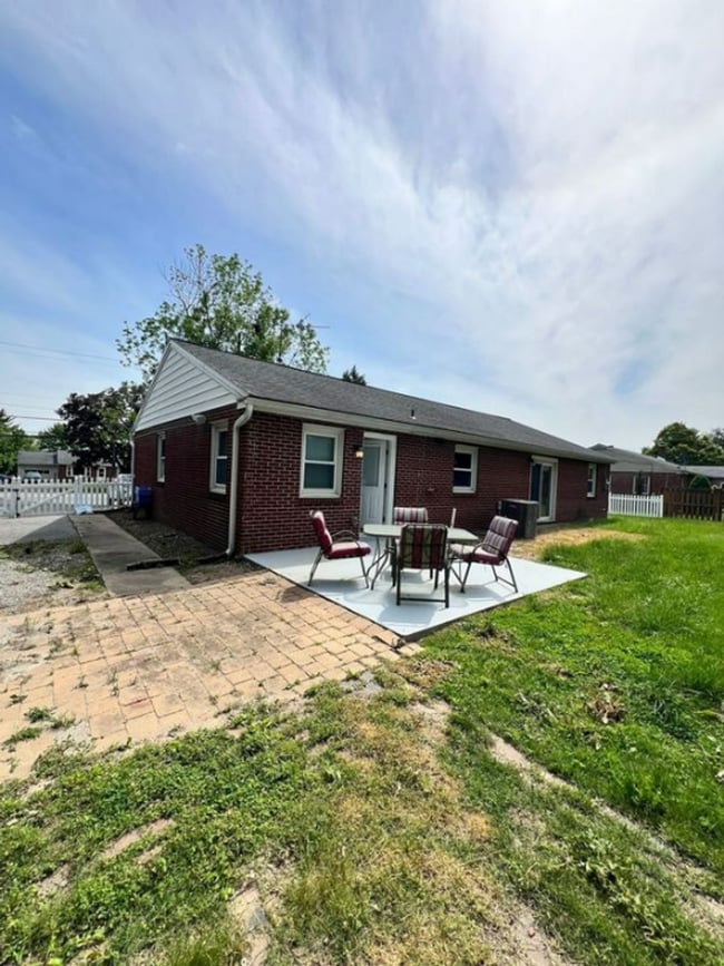 Building Photo - 3 Bedroom, 1 Bath Rancher Available for Rent!