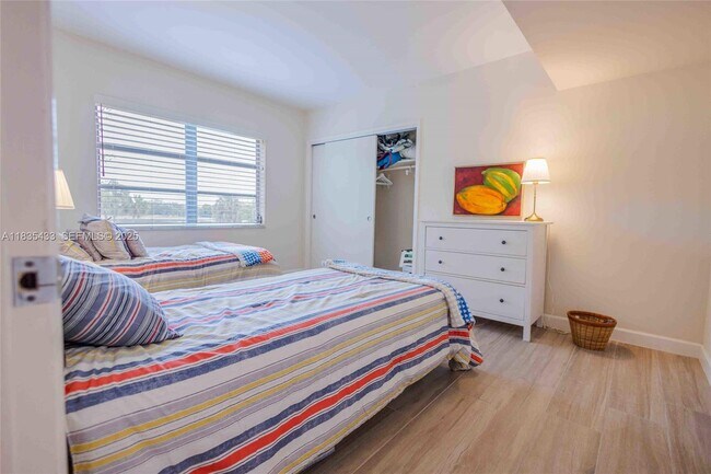 Building Photo - 2751 N Palm Aire Dr