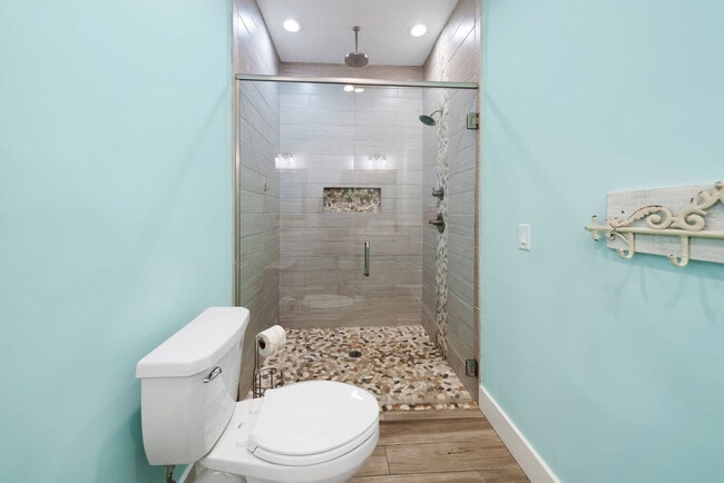 Building Photo - 121 Christmas Tree Ln