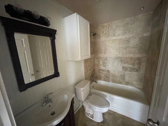 Building Photo - Beautiful Remodel Close to TTU