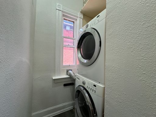 Building Photo - 3 Bedroom 2 Full Bath Renovated Single Fam...