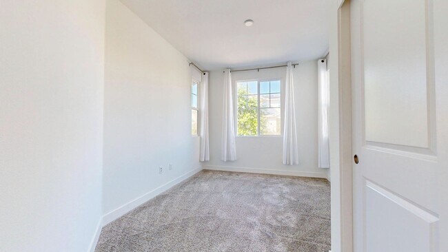 Building Photo - Bright & Beautiful 4 Bedroom 3 Full Bathroom Home!