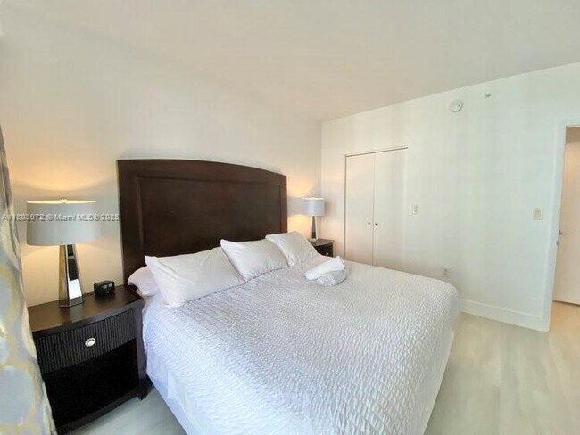 Building Photo - 17375 Collins Ave