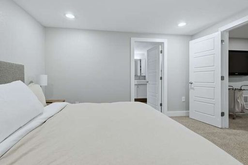 Building Photo - Beautiful 3 Bedroom Craftsman Bungalow Furnished or Unfurnished Available NOW!