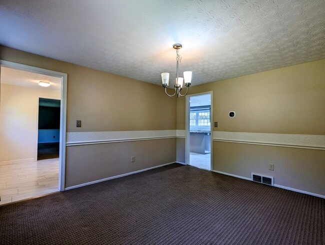 Building Photo - Center Hall Colonial for rent in Hudson!
