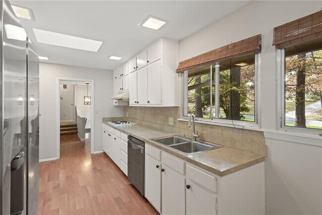 Building Photo - 705 Edgewater Trail