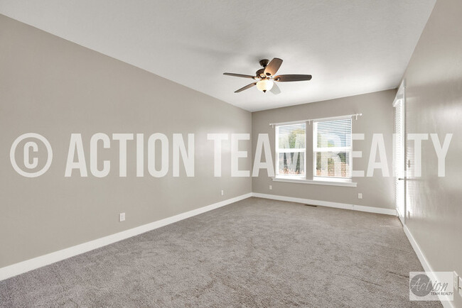 Building Photo - Row End Townhome in Orem!