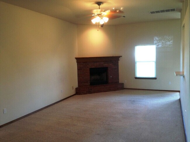 Building Photo - 3 Bed + Office - Moore Schools - Must See