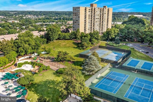 Building Photo - 203 Yoakum Pkwy