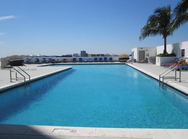 Building Photo - 1750 N Bayshore Dr