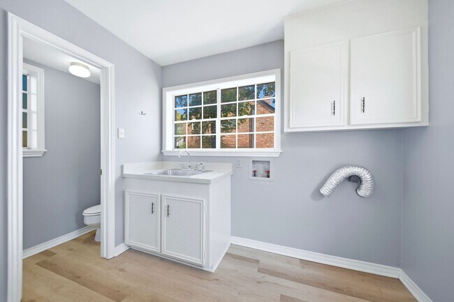 Building Photo - 2508 Memorial Dr