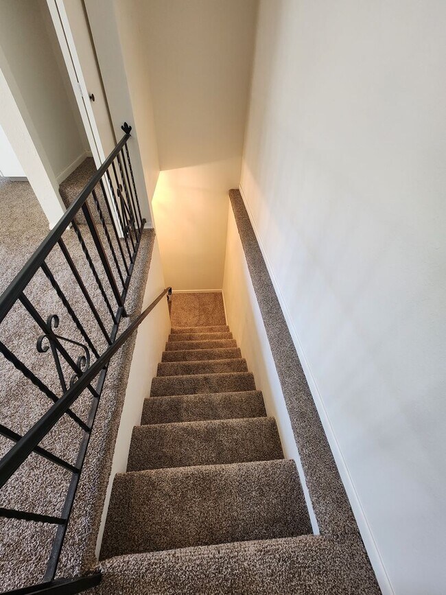 Building Photo - SINGLE FAMILY HOME ON HILLCREST (APP#72)