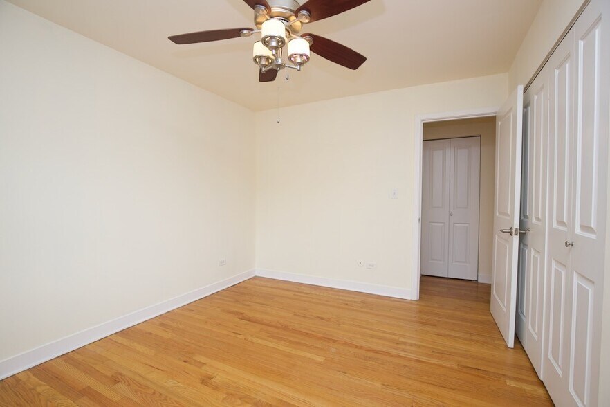 Building Photo - 628 W Wrightwood Ave