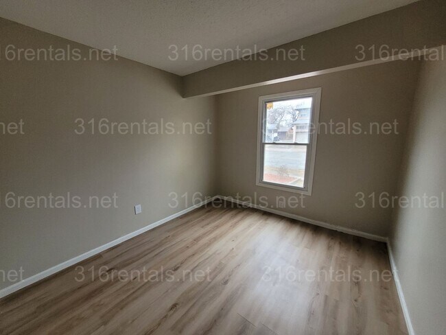 Building Photo - $925 - 2 bedroom 1 bath - Beautiful apartm...