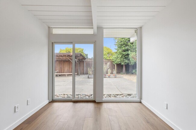 Building Photo - Eichler Mid-Century Home, Newly Renovated