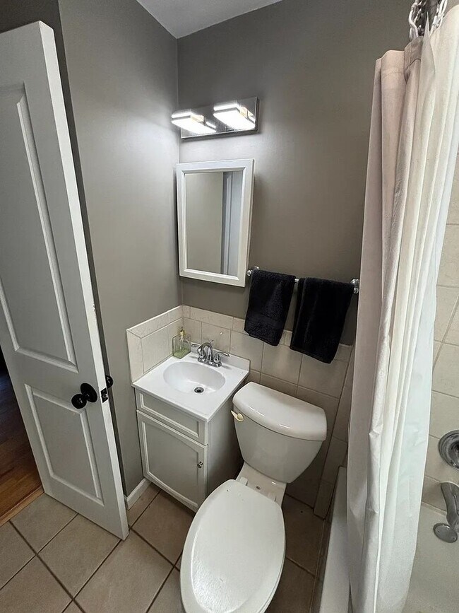 Building Photo - Massive Parking + Finished Basement Near UNMC & Downtown – $2,000/mo