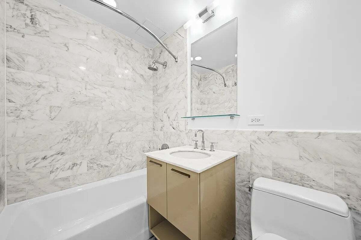 Building Photo - 49 E 34th St