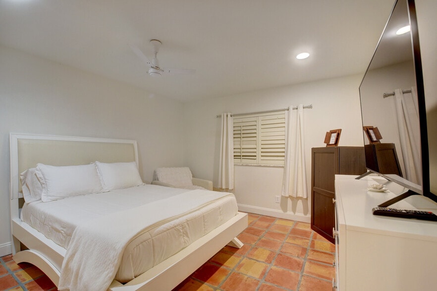 Building Photo - 4666 Fountains Dr S