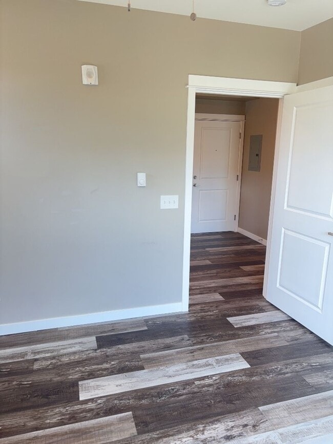 Building Photo - 2 Bed 1 Bath Coming Available in Samish Station Apartments!