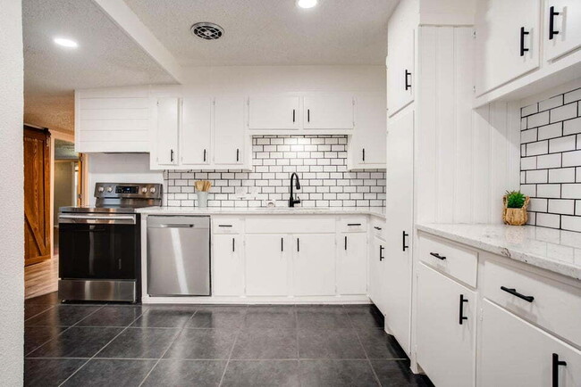 Building Photo - Beautifully Updated Home with Modern Ameni...