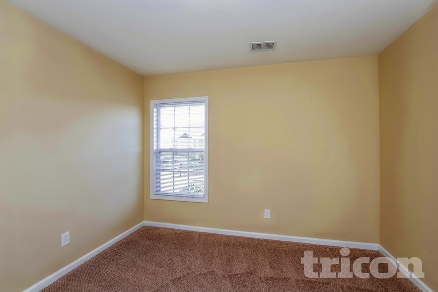 Building Photo - 403 Parkstone Ct