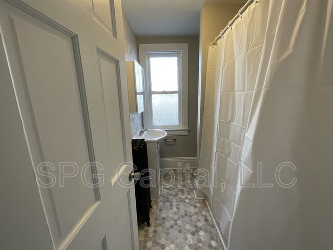 Building Photo - 1042 W Market St