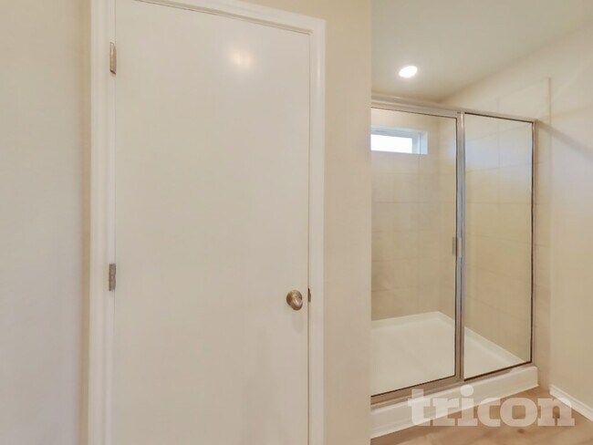 Building Photo - 5104 Saddle Clb Dr